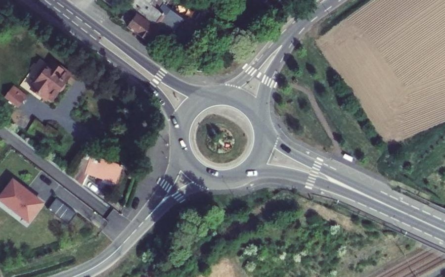 Vue aérienne du Rond-point anonyme n°316761032