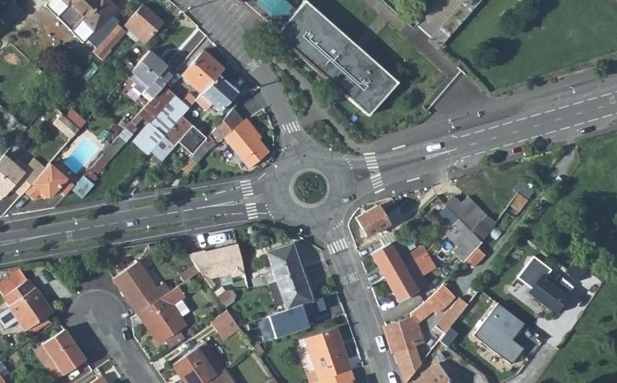 Vue aérienne du Rond-point anonyme n°31678093