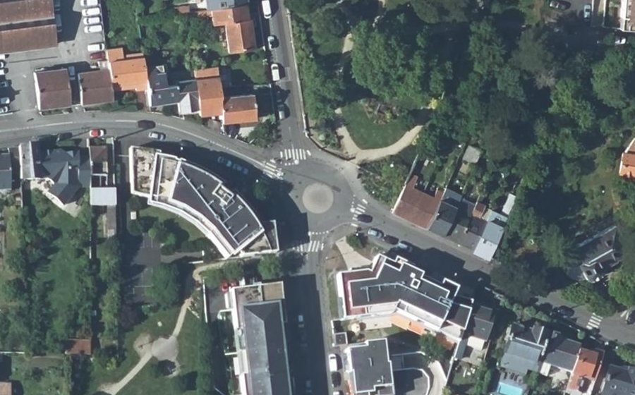 Vue aérienne du Rond-point anonyme n°31678118
