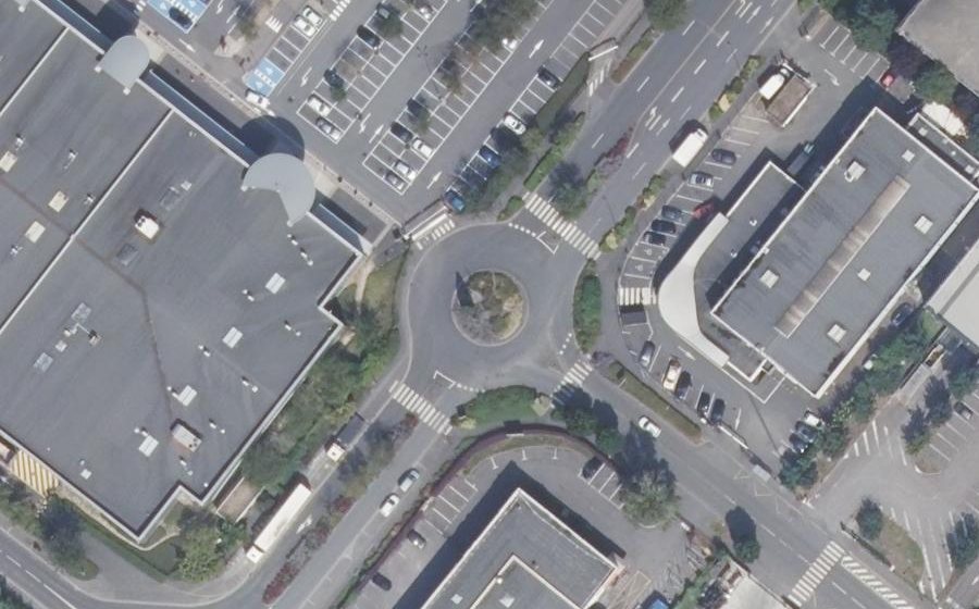 Vue aérienne du Rond-point anonyme n°316821464