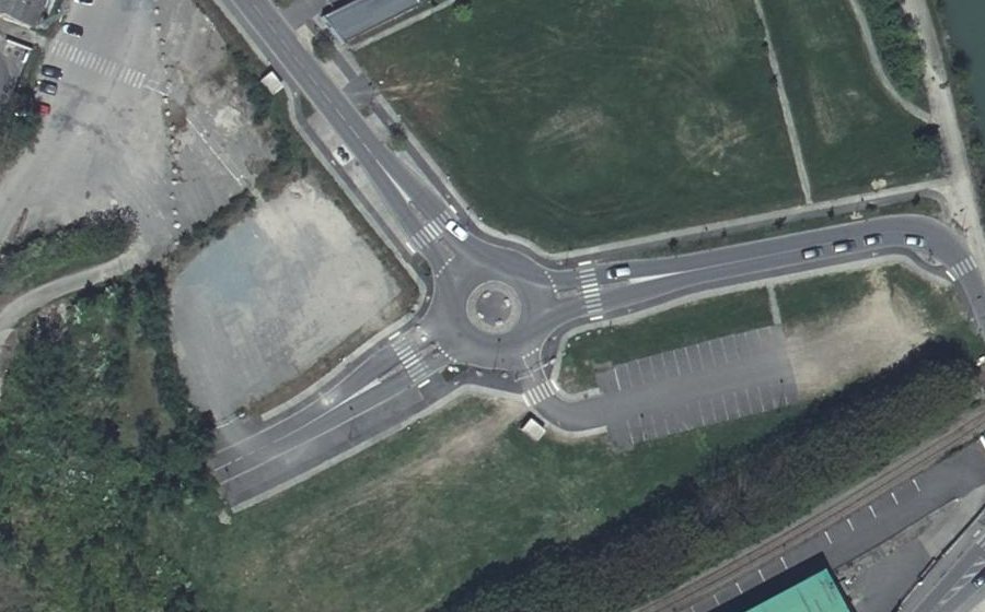 Vue aérienne du Rond-point anonyme n°316930724