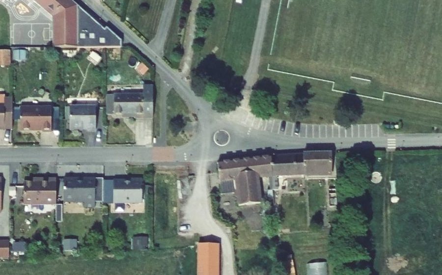 Vue aérienne du Rond-point anonyme n°316943475