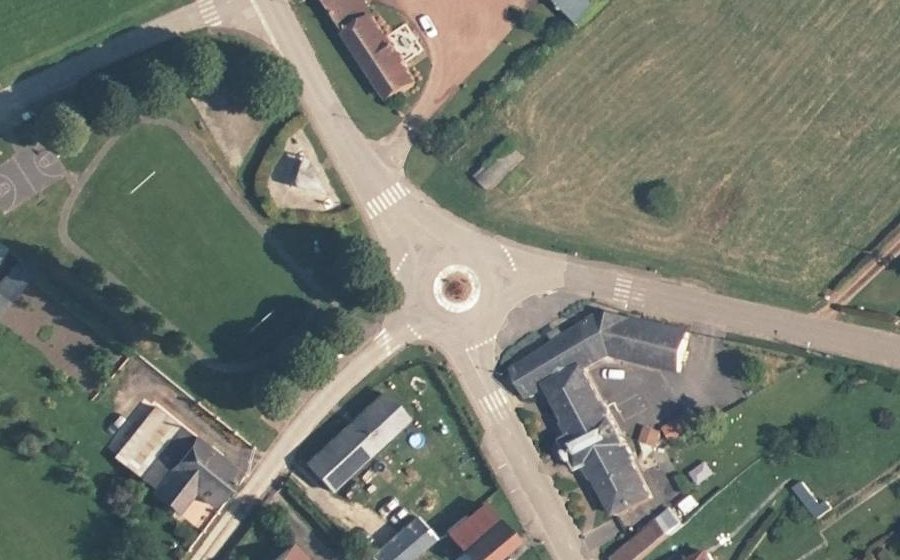 Vue aérienne du Rond-point anonyme n°316955532