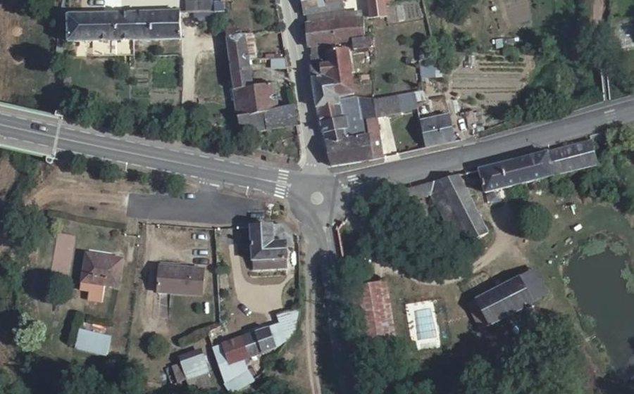 Vue aérienne du Rond-point anonyme n°316970561