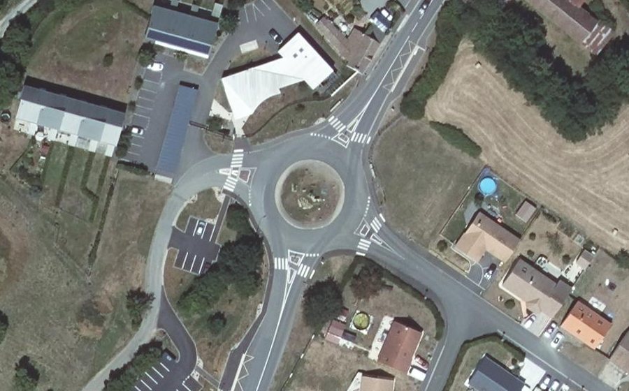 Vue aérienne du Rond-point anonyme n°316996560