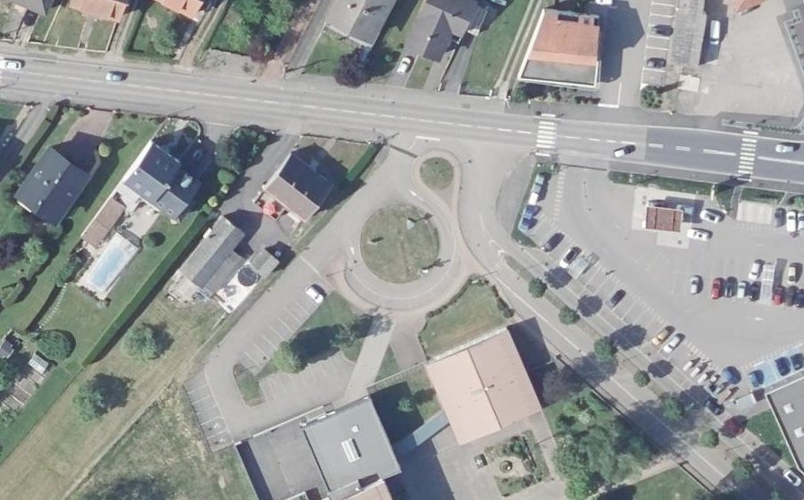 Vue aérienne du Rond-point anonyme n°317084493