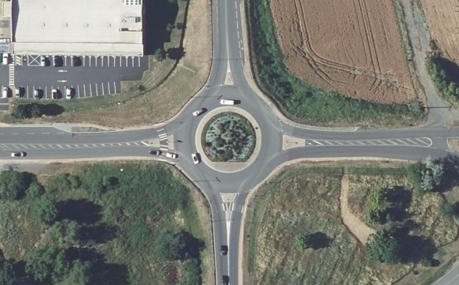 Vue aérienne du Rond-point anonyme n°317121168