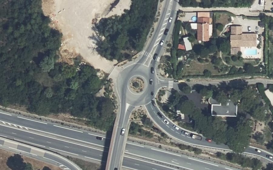 Vue aérienne du Rond-point anonyme n°317122954