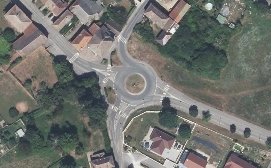 Vue aérienne du Rond-point anonyme n°31722977