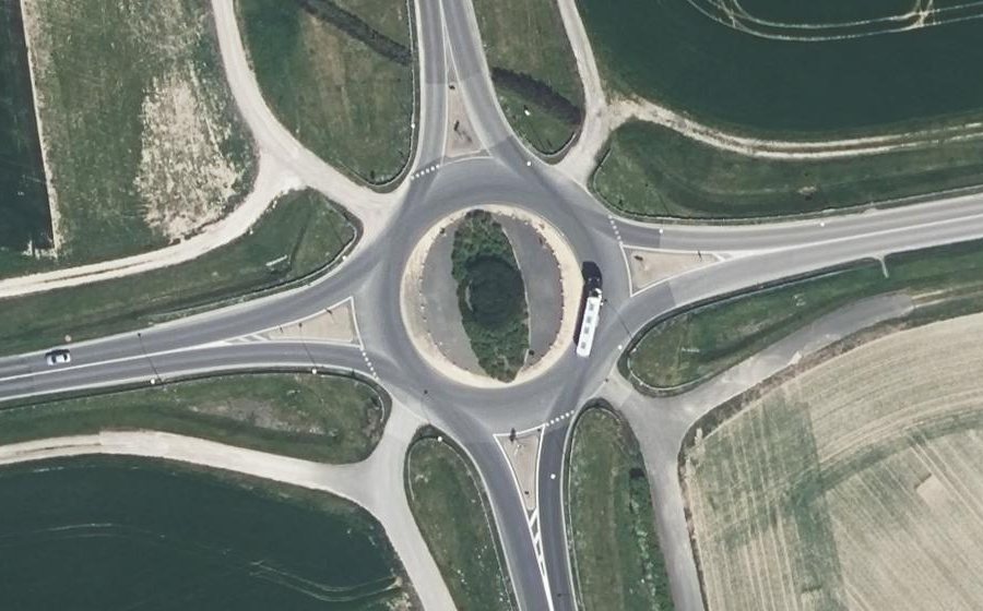 Vue aérienne du Rond-point anonyme n°31730848