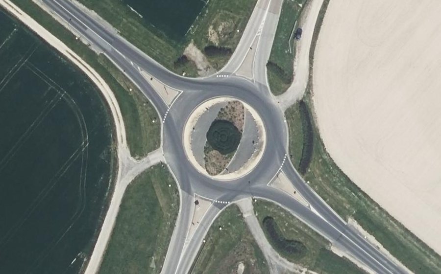 Vue aérienne du Rond-point anonyme n°31730853