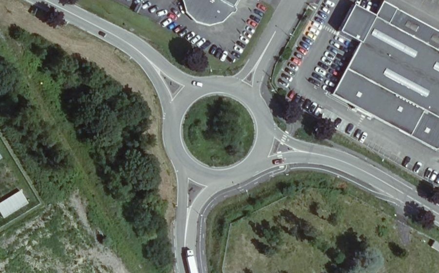 Vue aérienne du Rond-point anonyme n°31736458