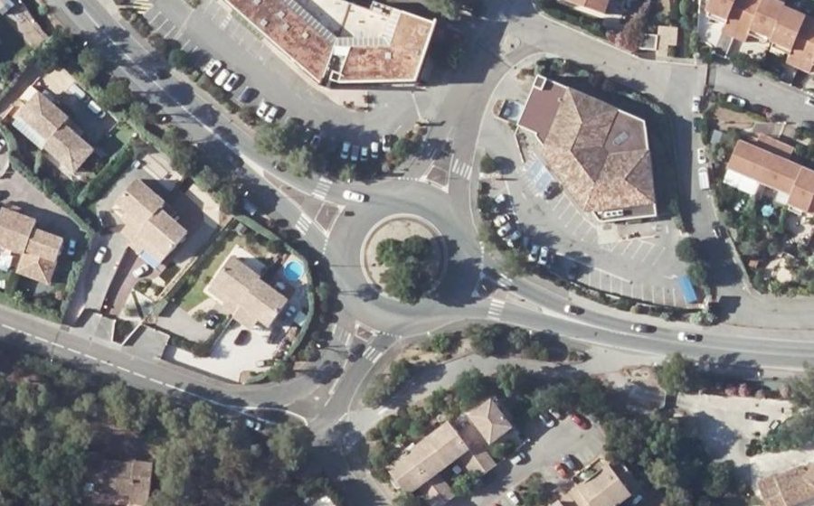 Vue aérienne du Rond-point anonyme n°31744930