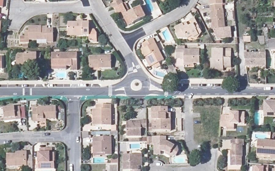 Vue aérienne du Rond-point anonyme n°317570915