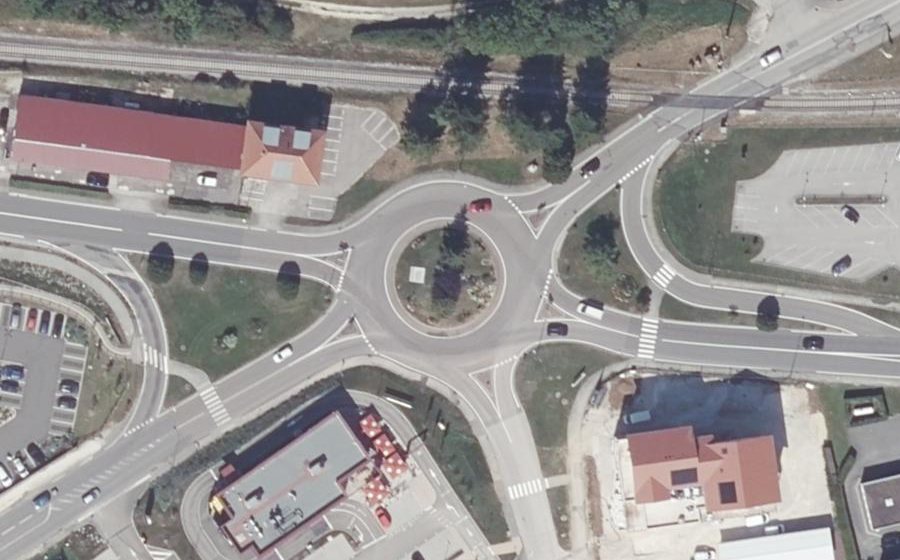 Vue aérienne du Rond-point anonyme n°31761741