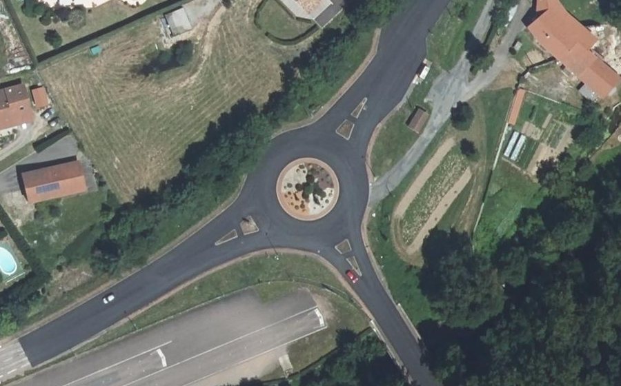 Vue aérienne du Rond-point anonyme n°31765863