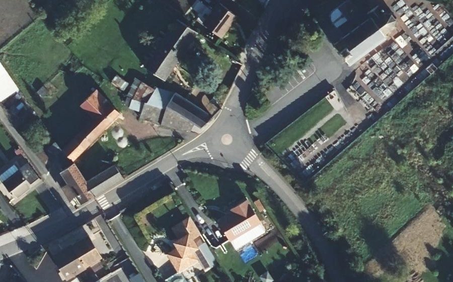 Vue aérienne du Rond-point anonyme n°317658968