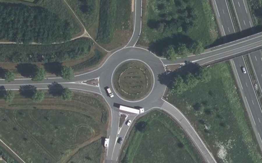 Vue aérienne du Rond-point anonyme n°31773607