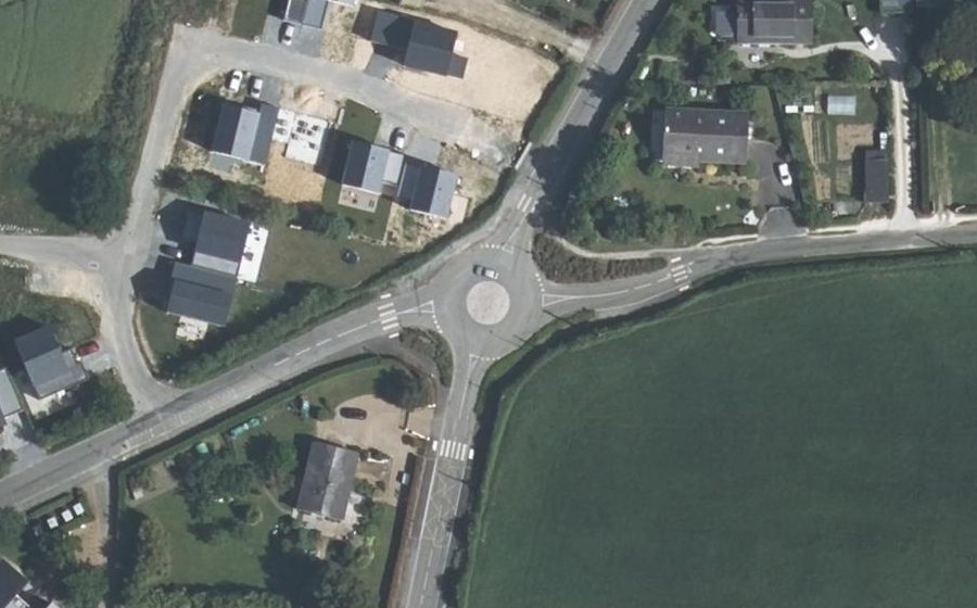 Vue aérienne du Rond-point anonyme n°31776815