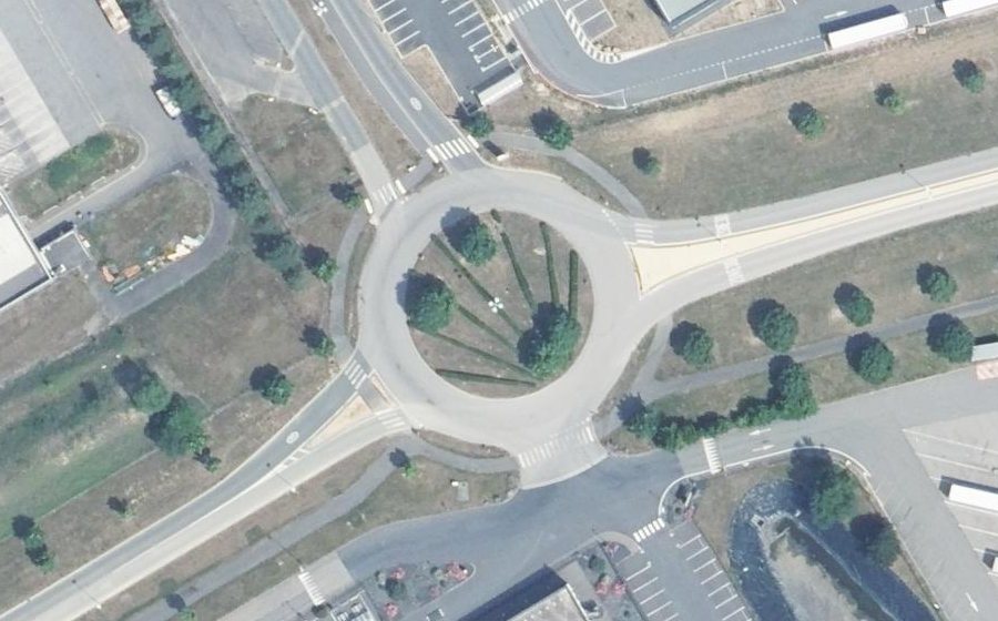 Vue aérienne du Rond-point anonyme n°317769783