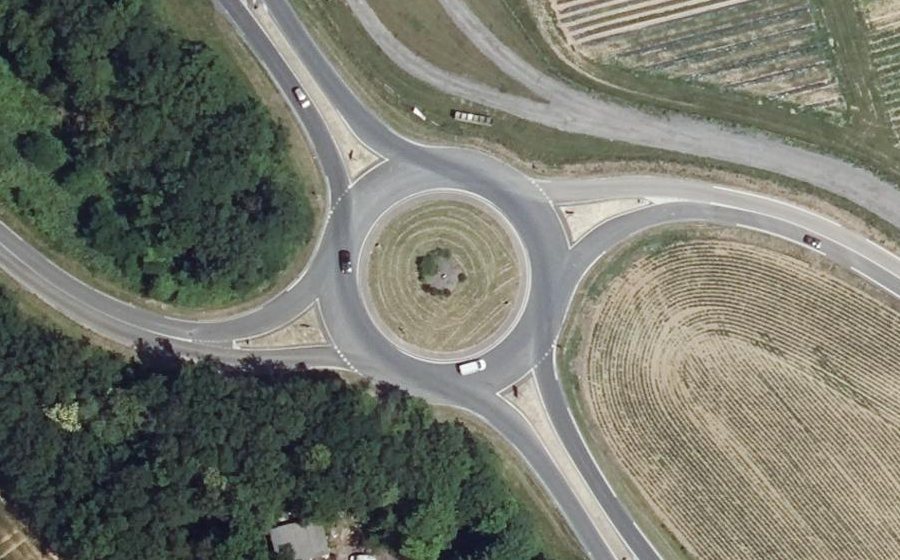 Vue aérienne du Rond-point anonyme n°317833561
