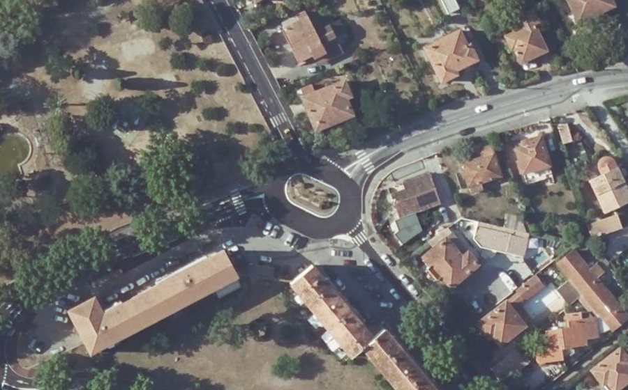 Vue aérienne du Rond-point anonyme n°31786053