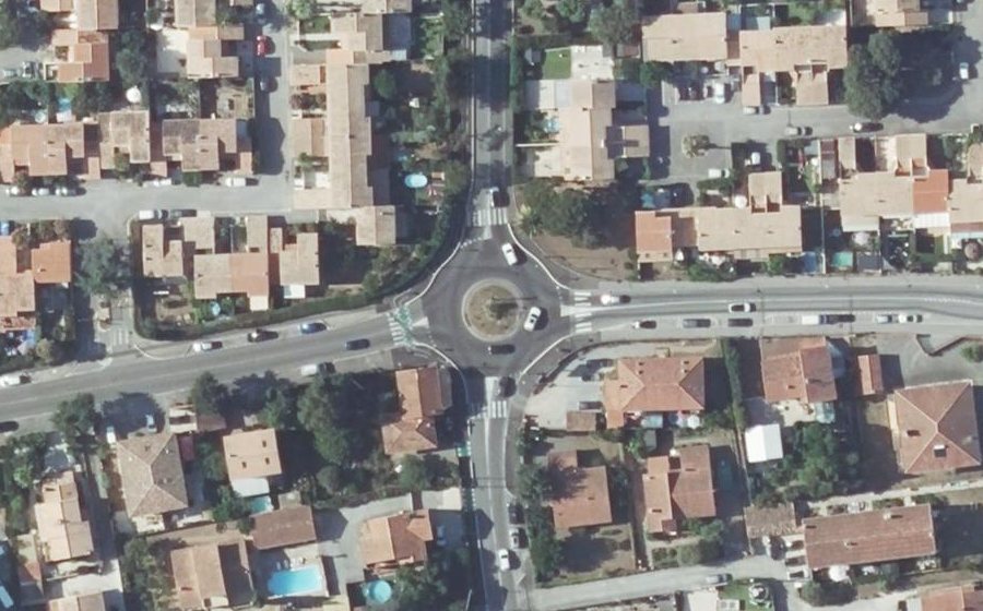 Vue aérienne du Rond-point anonyme n°31786163