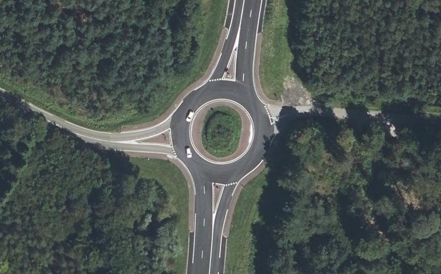 Vue aérienne du Rond-point anonyme n°317873992