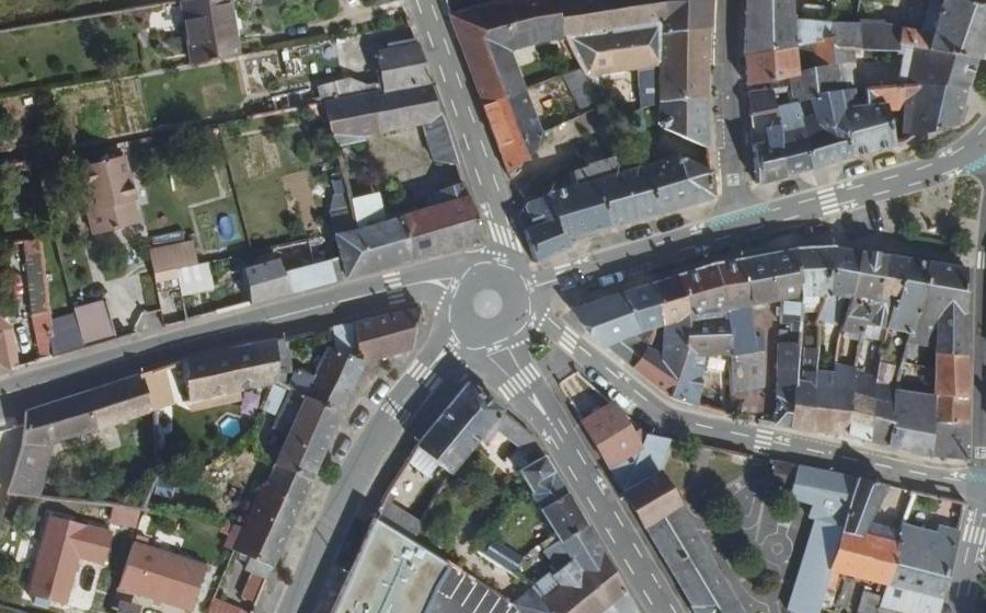 Vue aérienne du Rond-point anonyme n°31788133
