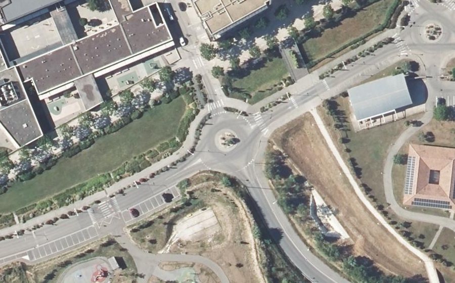 Vue aérienne du Rond-point anonyme n°317905147