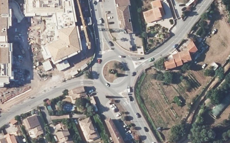 Vue aérienne du Rond-point anonyme n°31792094