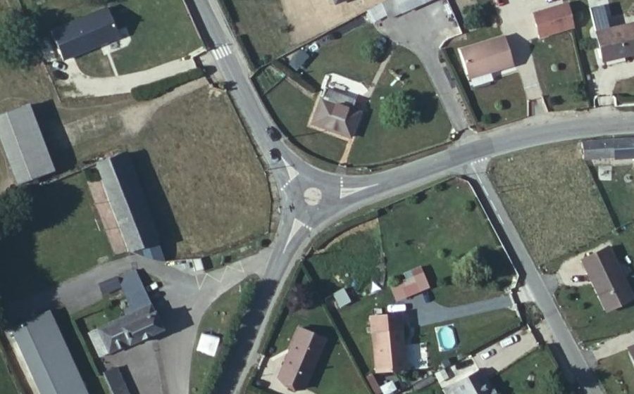Vue aérienne du Rond-point anonyme n°317973899