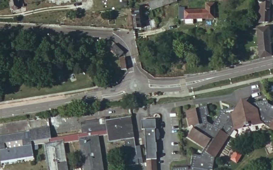 Vue aérienne du Rond-point anonyme n°317998547