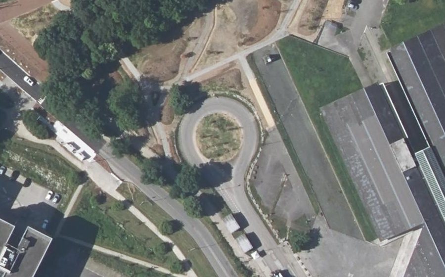 Vue aérienne du Rond-point anonyme n°318018602