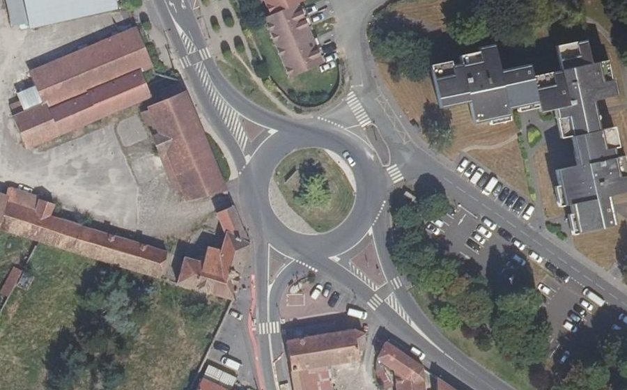 Vue aérienne du Rond-point anonyme n°318080391