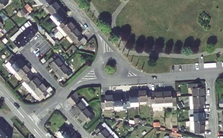 Vue aérienne du Rond-point anonyme n°318095965