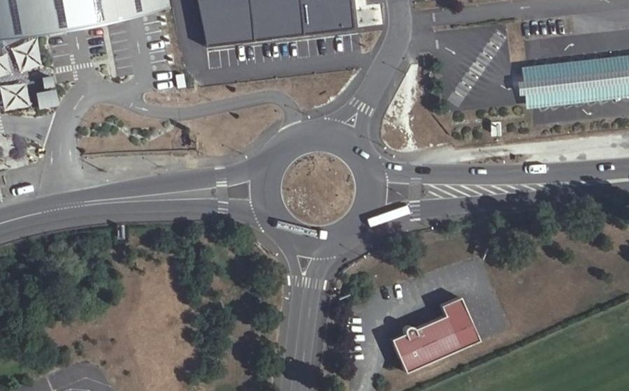 Vue aérienne du Rond-point anonyme n°31811955