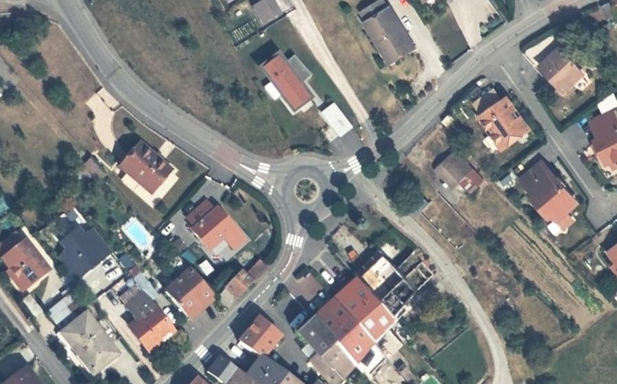 Vue aérienne du Rond-point anonyme n°318168848