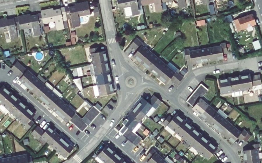 Vue aérienne du Rond-point anonyme n°318179614