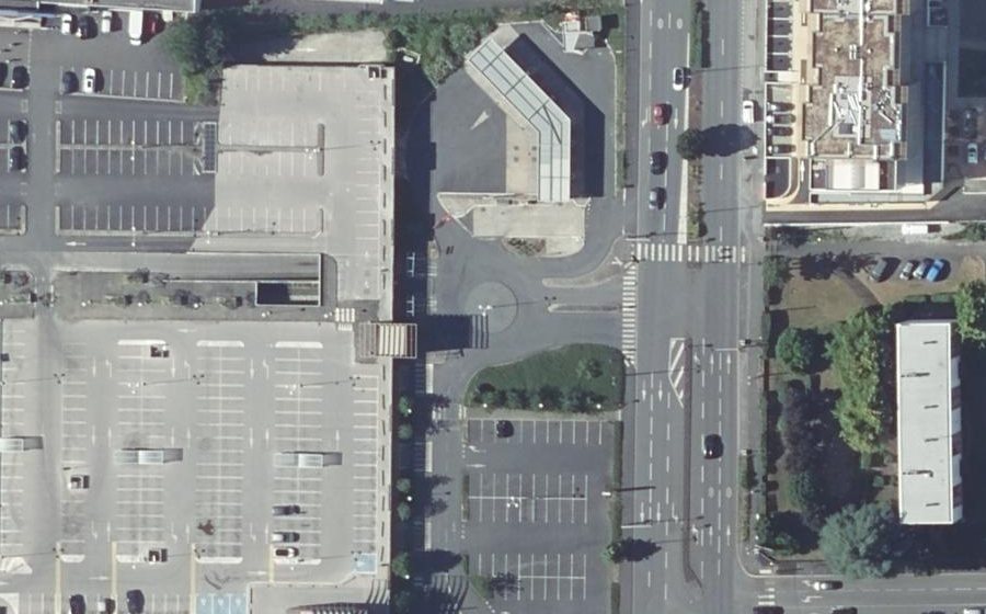 Vue aérienne du Rond-point anonyme n°318203591
