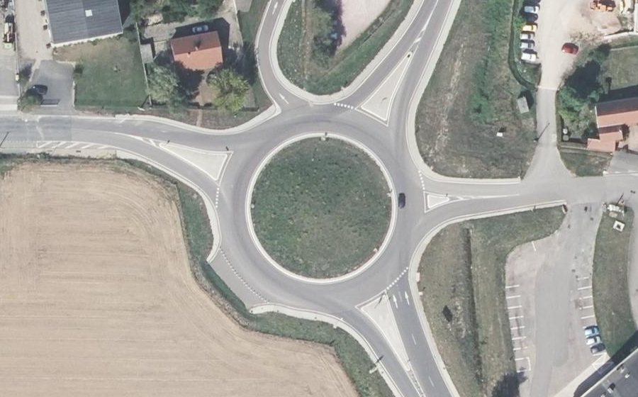 Vue aérienne du Rond-point anonyme n°318238883