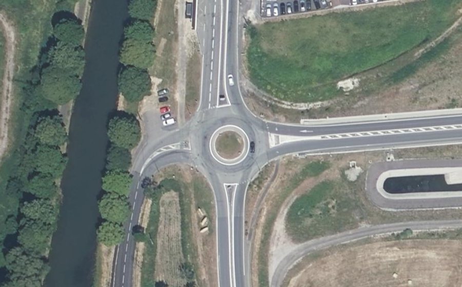 Vue aérienne du Rond-point anonyme n°31829391