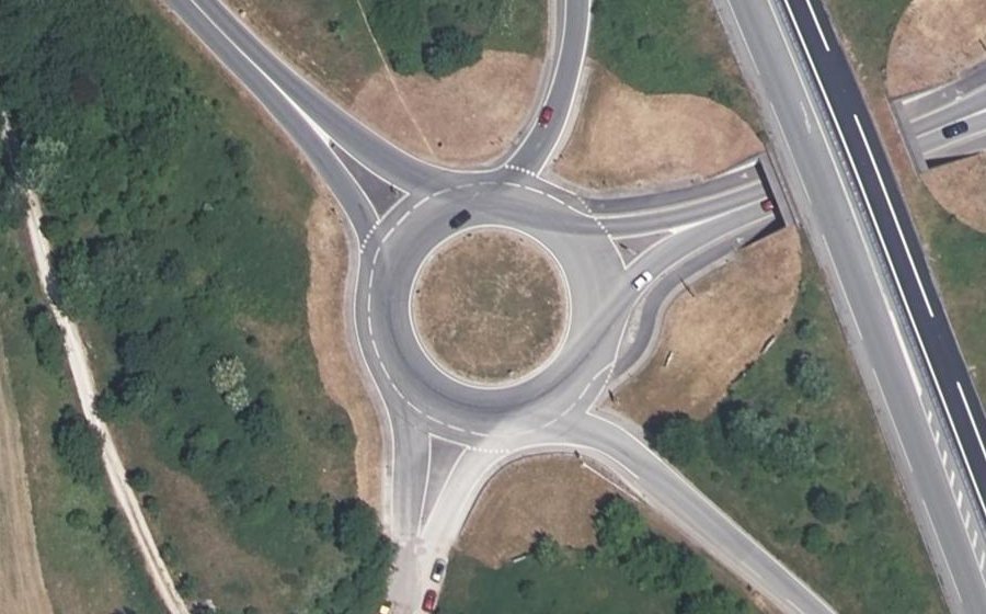 Vue aérienne du Rond-point anonyme n°31831085