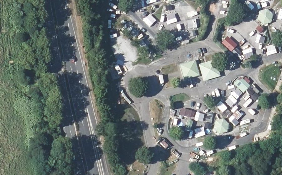 Vue aérienne du Rond-point anonyme n°318373604