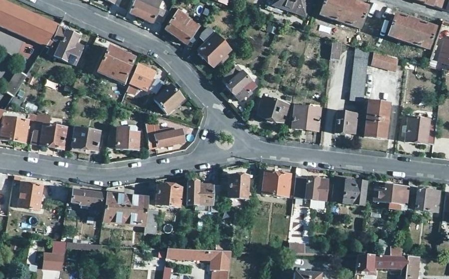 Vue aérienne du Rond-point anonyme n°318441691
