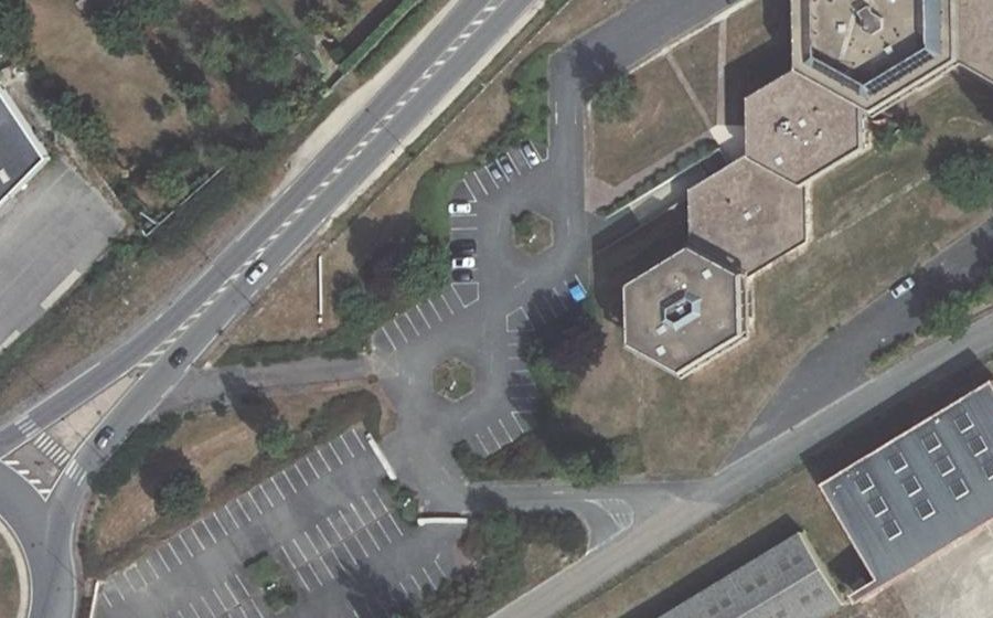 Vue aérienne du Rond-point anonyme n°318460783