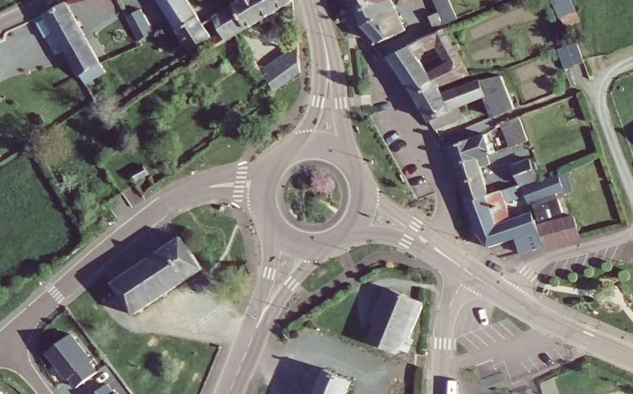 Vue aérienne du Rond-point anonyme n°318530188