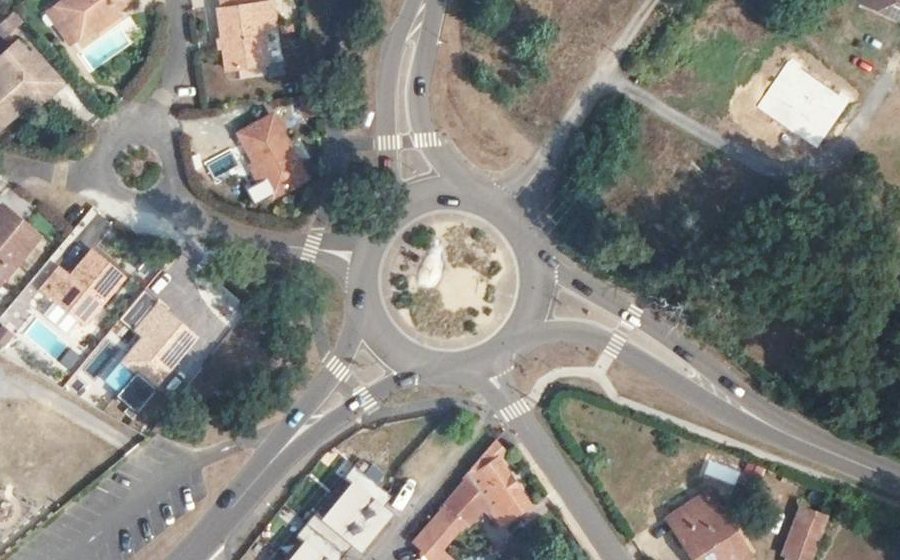 Vue aérienne du Rond-point anonyme n°318547479