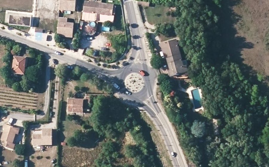 Vue aérienne du Rond-point anonyme n°31859154