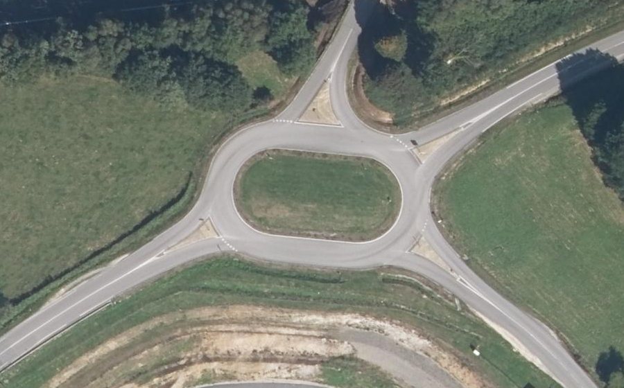 Vue aérienne du Rond-point anonyme n°318600397